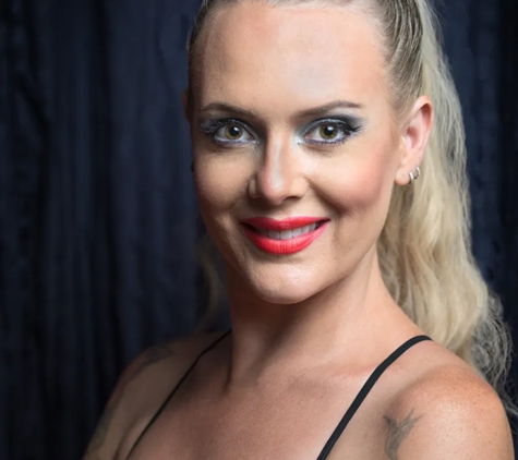 Stage Door Theatre Restaurant - Arcadia, QLD. Lissy Loushay, Entertainer