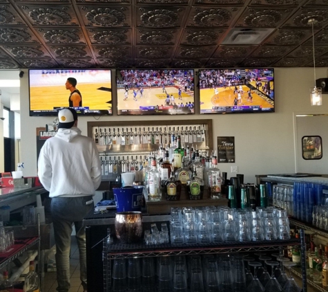 Quinton's Bar & Deli - Cedar Rapids, IA