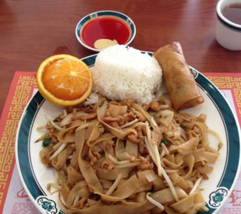 Eaglerock Green Dragon - Los Angeles, CA. Chicken chow fun lunch special