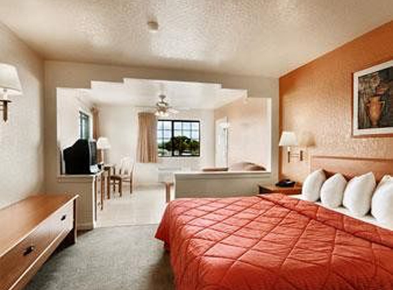 Days Inn & Suites by Wyndham Braunig Lake - Elmendorf, TX