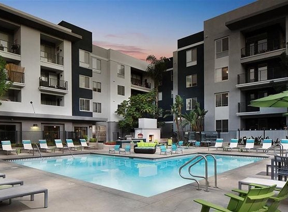 Carillon Apartment Homes - Woodland Hills, CA