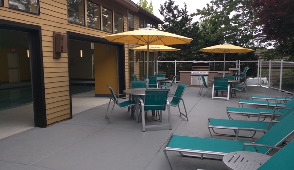 One Jefferson Parkway Apartments - Lake Oswego, OR. Sun deck and BBQ patio near the pool