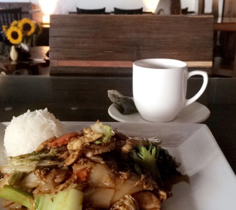 Nibbana Thai Restaurant - Bellevue, WA. Phad See Lee with chicken, & oolong tea