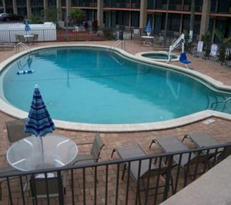 Days Inn & Suites by Wyndham Davenport - Davenport, FL