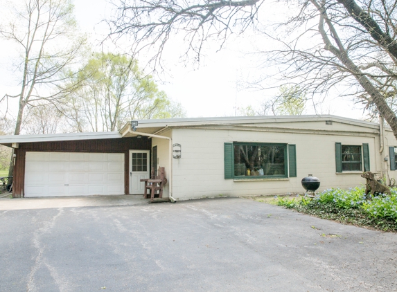 Brushbow Boarding Kennels - West Chicago, IL. THE KENNEL