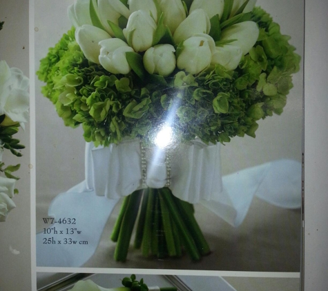 Royal Wholesale Flowers - Santa Ana, CA. love this bouquet!