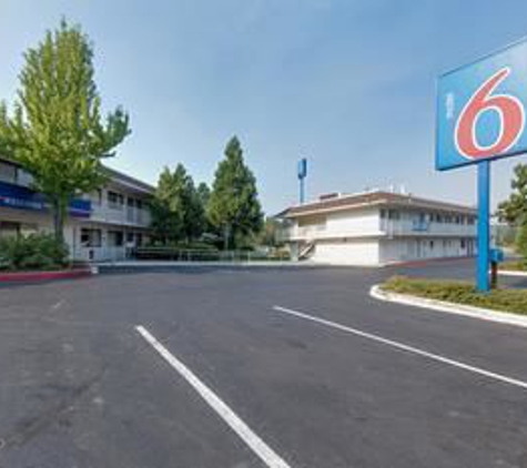 Motel 6 - Weed, CA