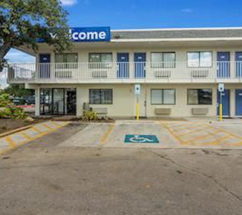 Motel 6 - College Station, TX