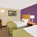Ramada by Wyndham Marquette - Hotels