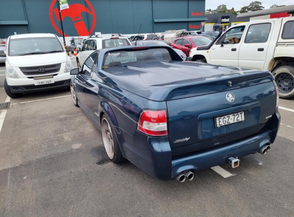 Bunnings Kotara Warehouse - Kotara, NSW. No help from bunnings