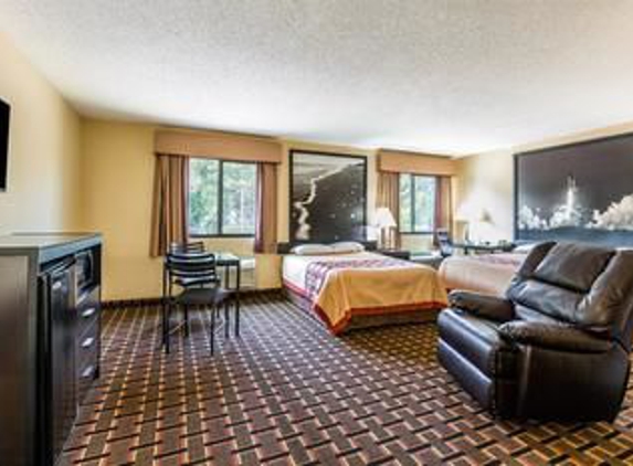 Super 8 by Wyndham League City-Kemah Area - League City, TX