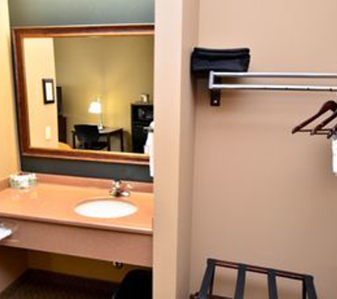 Boulders Inn & Suites Denison - Denison, IA