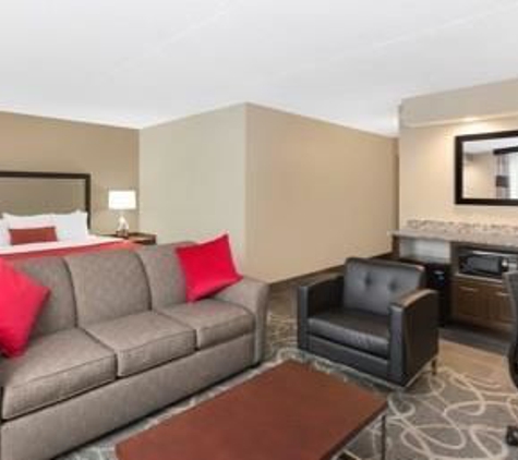 Ramada by Wyndham Des Moines Airport - Des Moines, IA