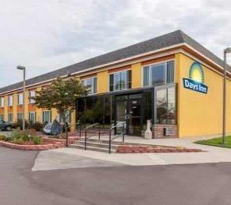 Days Inn by Wyndham Holland - Holland, MI