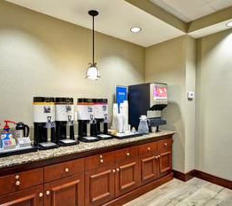 Hampton Inn & Suites Fredericksburg-at Celebrate Virginia - Fredericksburg, VA