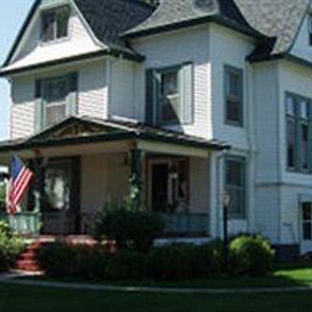 Victorian Lace Bed & Breakfast - Marion, IA