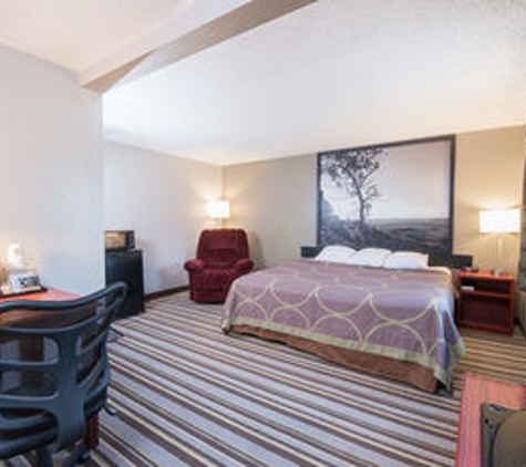 Super 8 by Wyndham Jamestown - Jamestown, ND