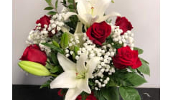 Oakleaf Florist - San Antonio, TX. 6 Red Roses and White Lilys