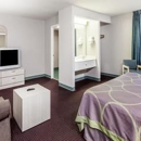 Super 8 by Wyndham Sevierville Riverside - Hotels