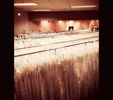 Annale's Twice Chosen Bridal Consignment - Evansville, IN. Brand new Bridal Gowns, prom and Pageant Dresses