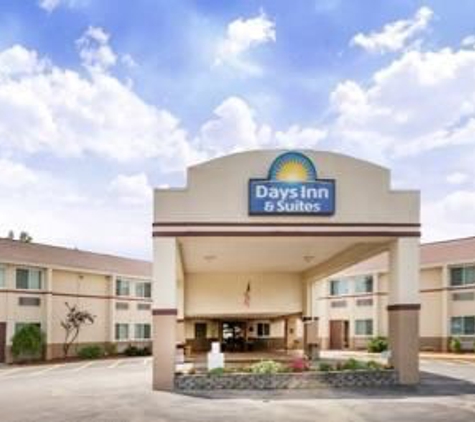 Days Inn & Suites by Wyndham Bridgeport - Clarksburg - Bridgeport, WV