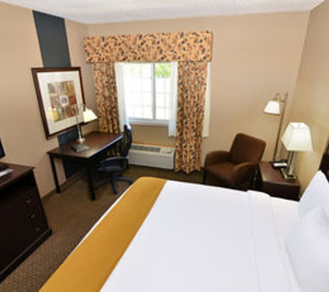 Boulders Inn & Suites Denison - Denison, IA