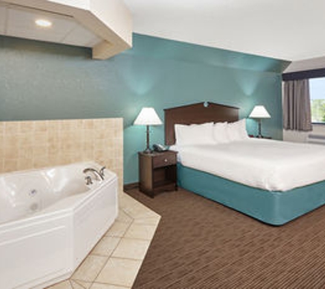 AmericInn Lodge & Suites - Green Bay, WI