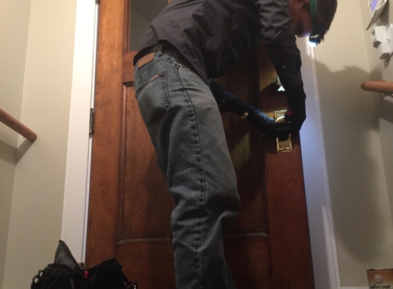 24/7 Lightning Locksmith Chicago - Chicago, IL. Our hero at work