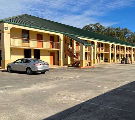 Days Inn & Suites by Wyndham Brewton - Brewton, AL