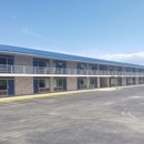 Days Inn & Suites by Wyndham St. Ignace Lakefront - Hotels