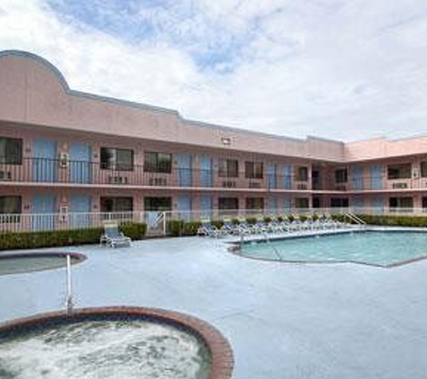 Travelodge - Kissimmee, FL