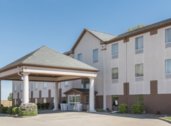 Baymont Inn & Suites - Highland, IL