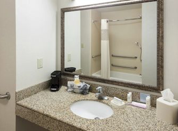 Hampton Inn & Suites Davenport - Davenport, IA