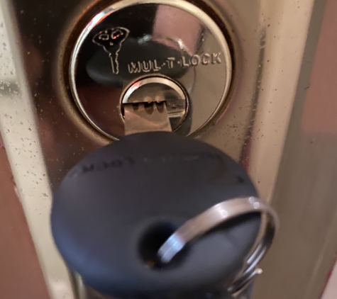 24 Hour Mobile Locksmith & Lock Change - Fresh Meadows, NY. HIGH SECURITY CYLINDER LOCK CHANGE BAYSIDE QUEENS NY CALL! (917) 971 - 1279 
https://homerunlocksmith.com/