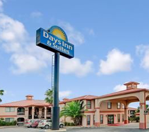 Days Inn & Suites by Wyndham Braunig Lake - Elmendorf, TX