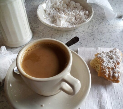 Cafe Du Monde - New Orleans, LA