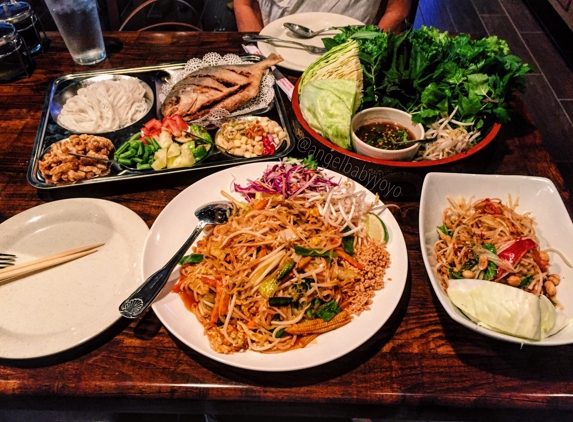 SriThai Thai kitchen & sushi bar - Duluth, GA. Fried whole fish, pad Thai, papaya salad (Thai style) @angelbabyyoyo