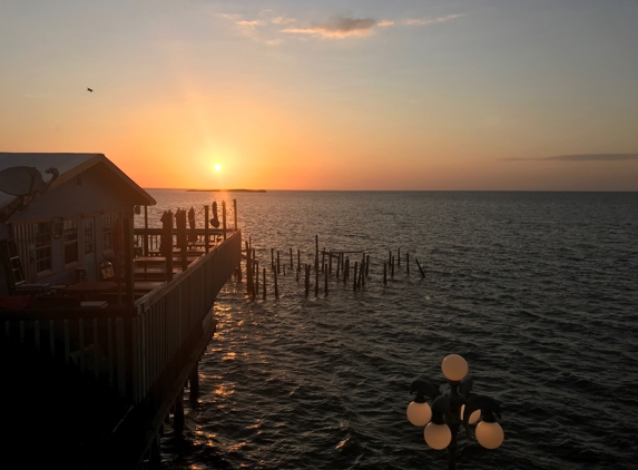 Harbour Master Suites - Cedar Key, FL