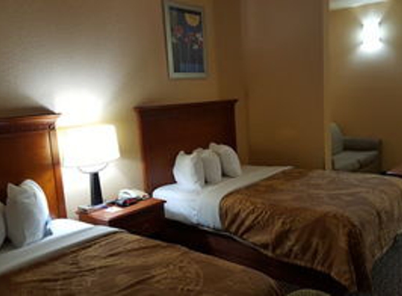 Days Inn & Suites by Wyndham McAlester - Mcalester, OK