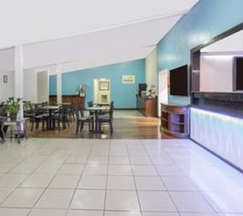 Days Inn by Wyndham Virginia Beach Town Center - Virginia Beach, VA