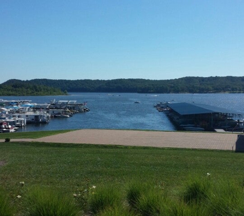 Fourwinds Lakeside Inn & Marina - Bloomington, IN