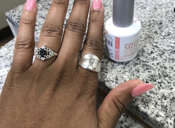 Da-Vi Nails - Oxford, MS. Perfect Match Mood Changing Gel Polish - changes from orange to pretty pink
