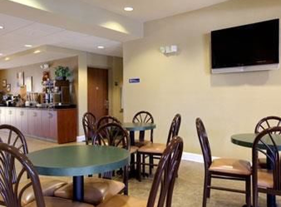 Microtel Inn & Suites by Wyndham Zephyrhills - Zephyrhills, FL