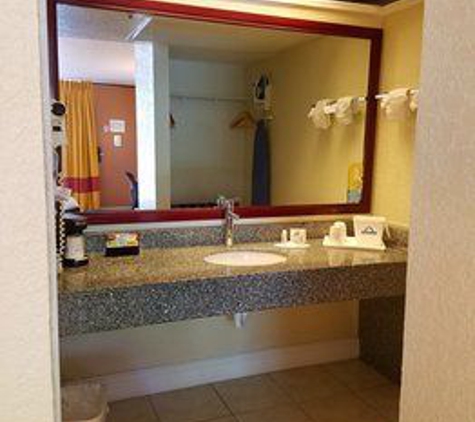 Days Inn & Suites Clermont - Clermont, FL