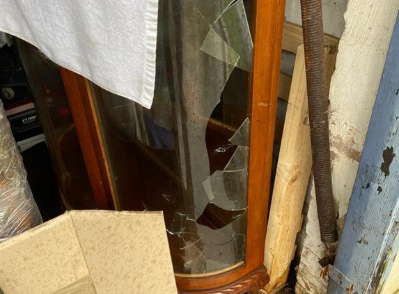 Bartletts Move - Botany, NSW. Damaged cabinet and just deny everything!