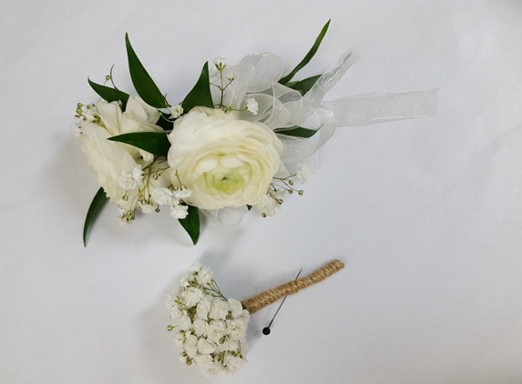 diz's Daisys Flower shop - Denver, CO. prom corsage and boutonniere from Diz's Daisys Flower Shop