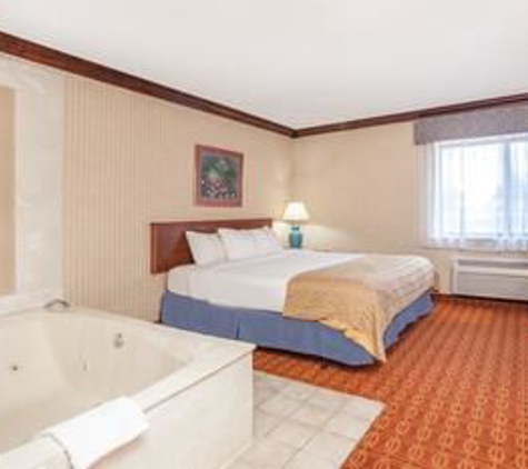 Baymont Inn & Suites - Roseville, MI