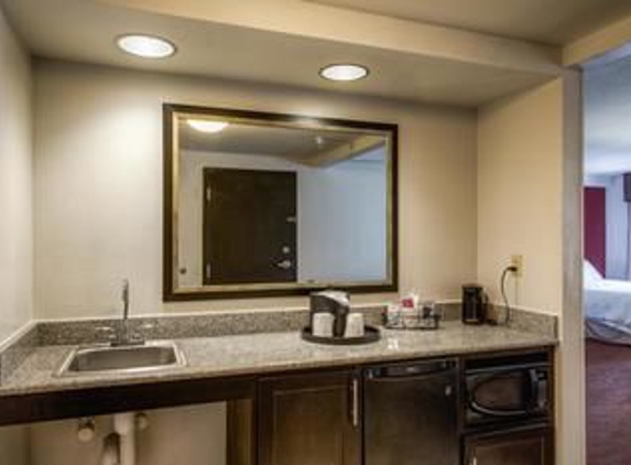 Hampton Inn - Romulus, MI