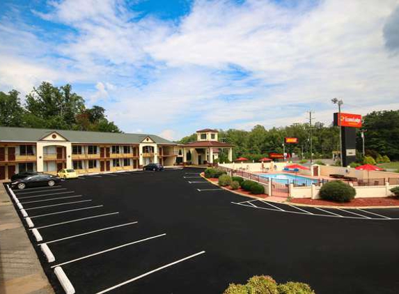 Econo Lodge - Pilot Mountain, NC