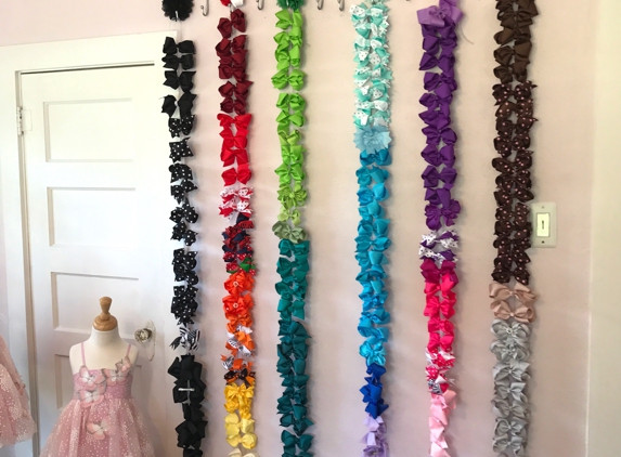 Haute Mommies & Bella Babies - Seabrook, TX. Look at this hair bow section!